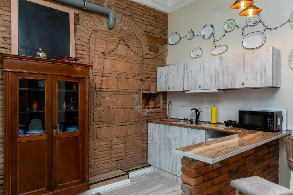 Тбилиси: cozy 1br apartment near fabrica