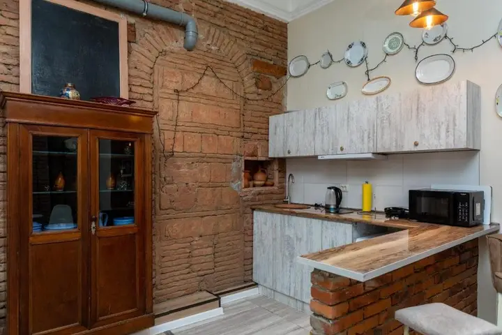 Тбилиси: cozy 1br apartment near fabrica