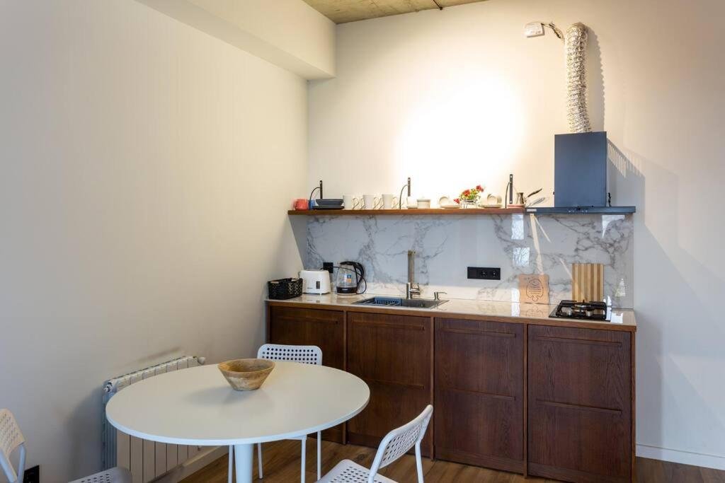 Тбилиси: Super Cozy 1Br Apartment For 3 Near Fabrica