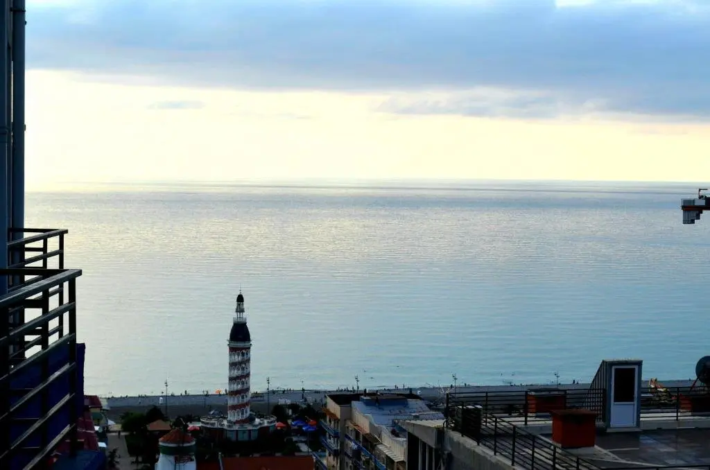Батуми: Apartment Sea View Pirosmani 168a