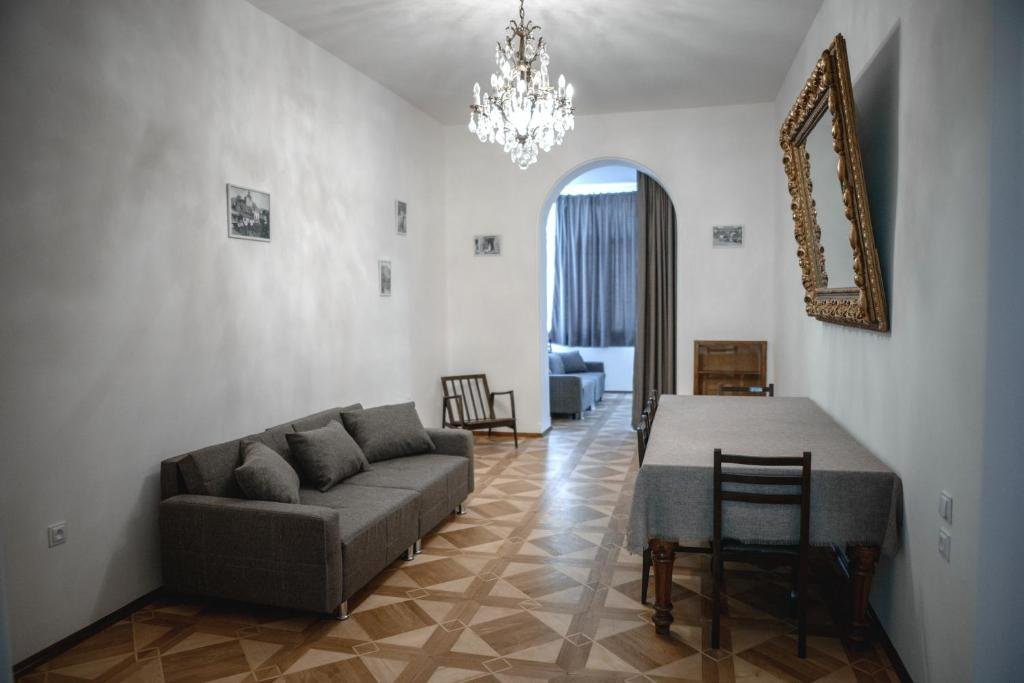Тбилиси: Huge Newly Renovated 3Br In Heart Of Tbilisi