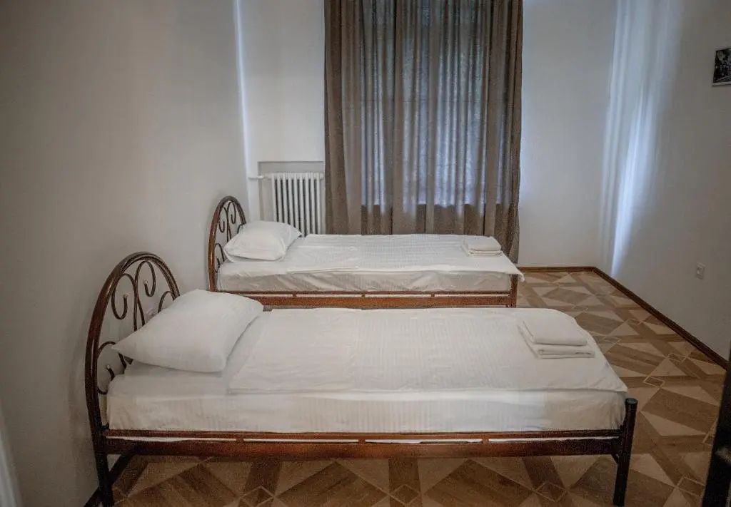 Тбилиси: Huge Newly Renovated 3Br In Heart Of Tbilisi