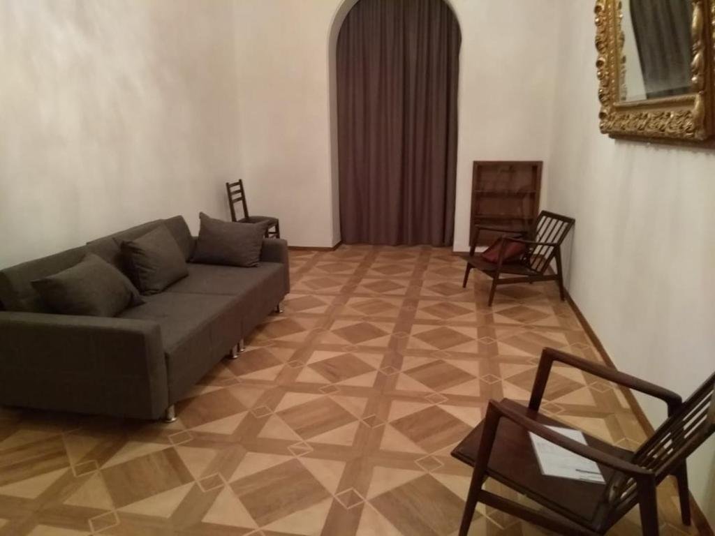 Тбилиси: Huge Newly Renovated 3Br In Heart Of Tbilisi