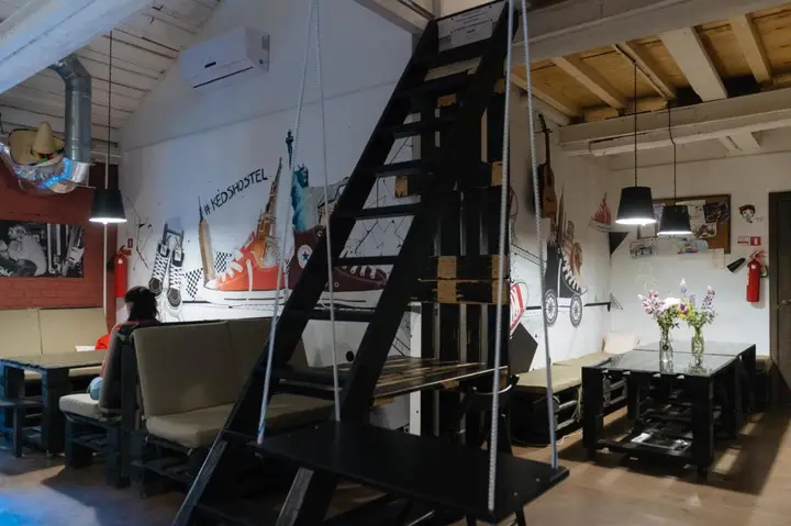 Москва: Хостел и кофейня Keds