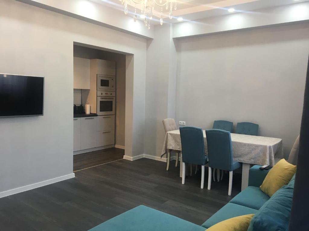Тбилиси: Cozy modern apartment near Holiday Inn Tbilisi