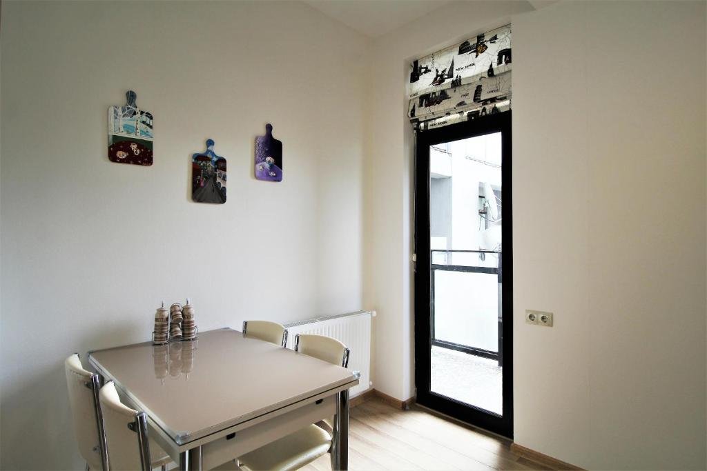 Тбилиси: Heart of Tbilisi - modern 3 bedroom apartment