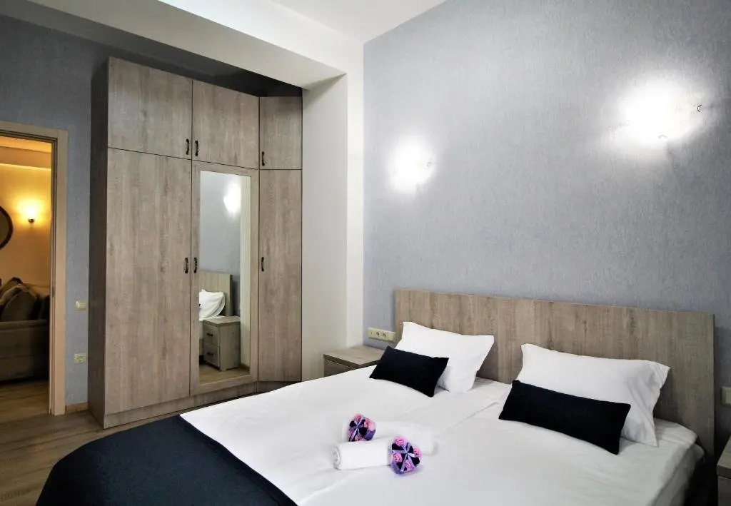 Тбилиси: Heart of Tbilisi - modern 3 bedroom apartment