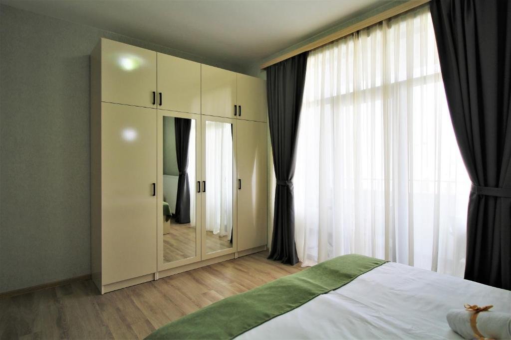 Тбилиси: Heart of Tbilisi - modern 3 bedroom apartment