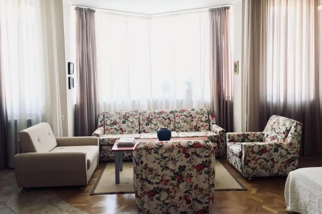 Тбилиси: Studio Apartment Near Rustaveli Avenue