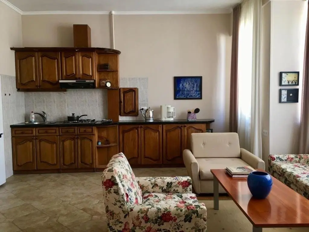 Тбилиси: Studio Apartment Near Rustaveli Avenue