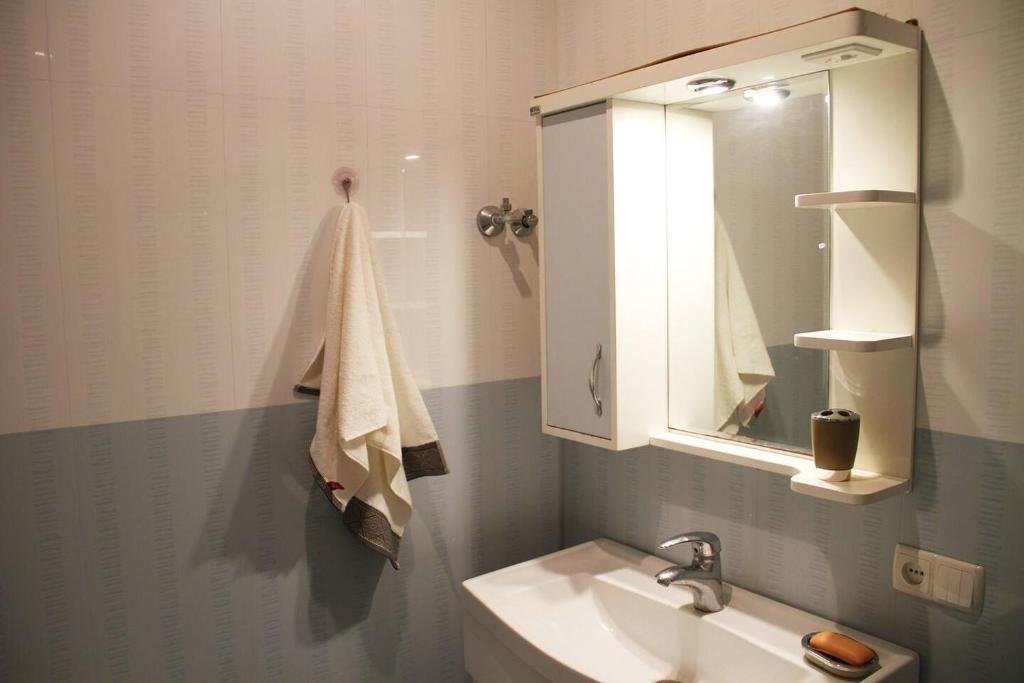 Тбилиси: Sunny Apartment In The City Center Surrounded By Nature