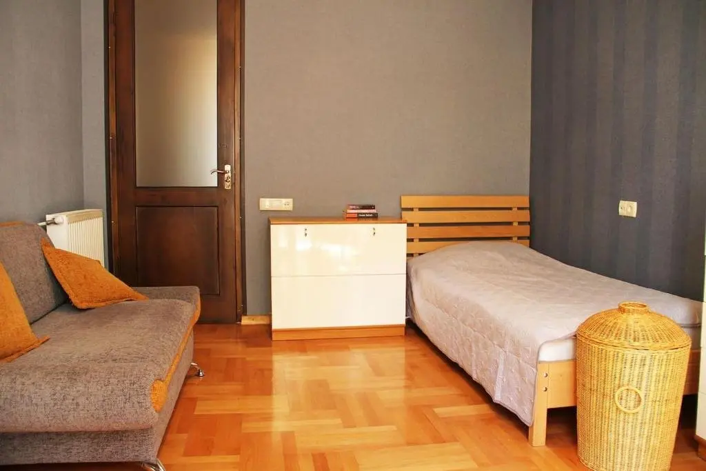 Тбилиси: Sunny Apartment In The City Center Surrounded By Nature