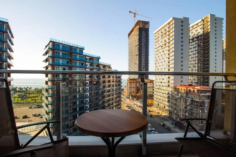 Батуми: Batumi Metro Plus 96 apartment first line by the sea