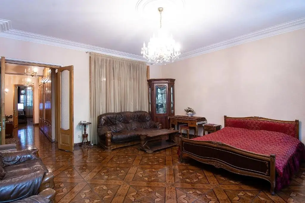 Тбилиси: Apartment on Lado Asatiani 36