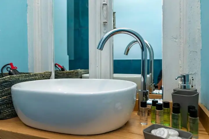 Тбилиси: Colorful 2BR apt. with balcony in old Tbilisi