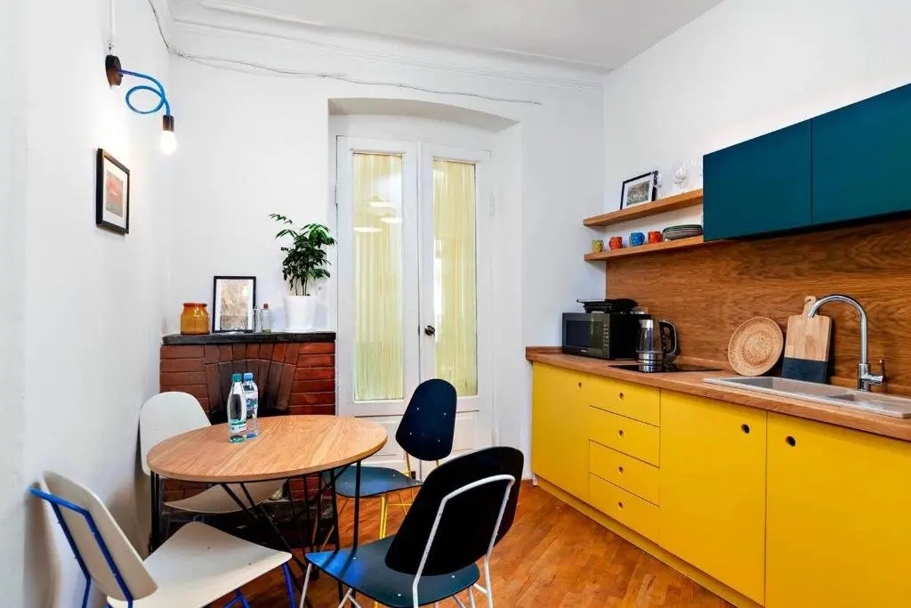 Тбилиси: Colorful 2BR apt. with balcony in old Tbilisi