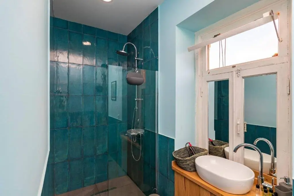 Тбилиси: Colorful 2BR apt. with balcony in old Tbilisi