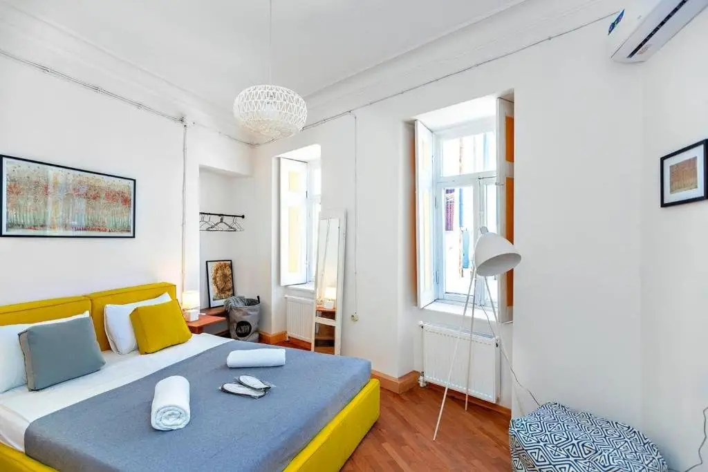 Colorful 2BR apt. with balcony in old Tbilisi — фото 1