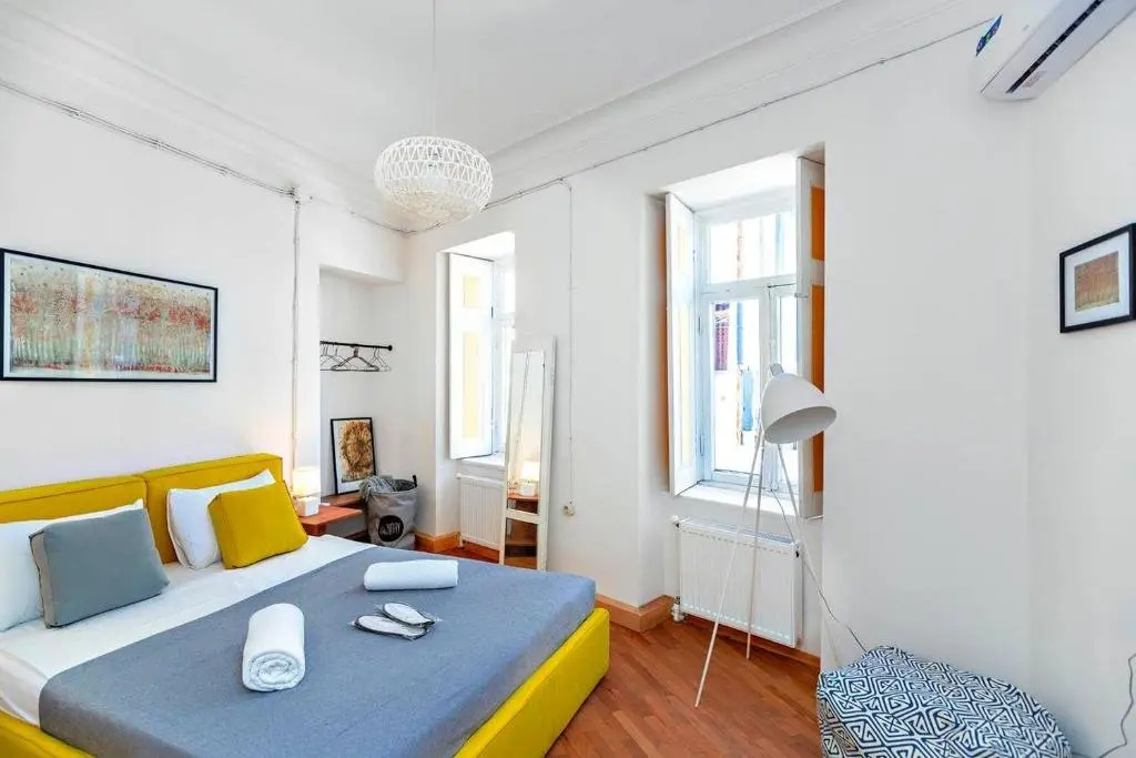 Тбилиси: Colorful 2BR apt. with balcony in old Tbilisi