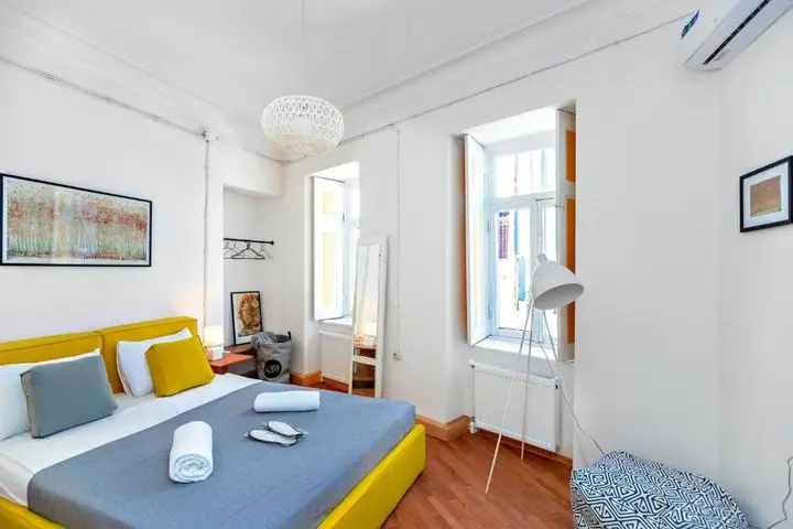 Тбилиси: Colorful 2BR apt. with balcony in old Tbilisi
