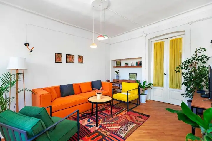 Тбилиси: Colorful 2BR apt. with balcony in old Tbilisi