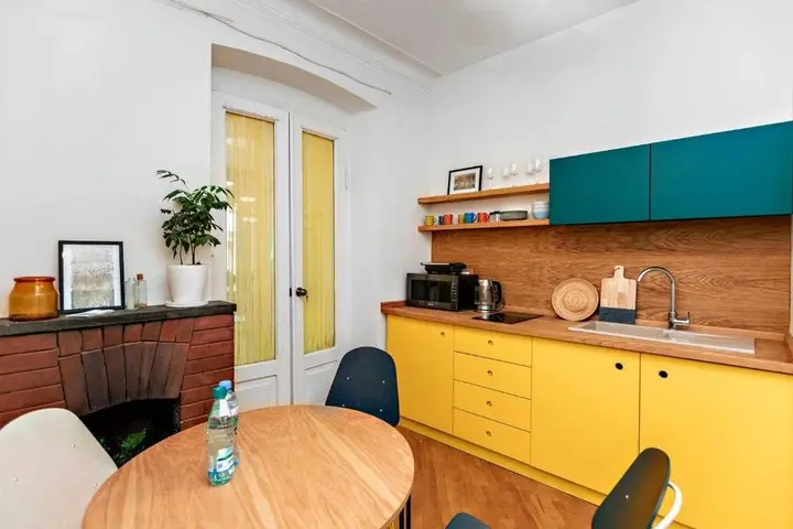 Тбилиси: Colorful 2BR apt. with balcony in old Tbilisi