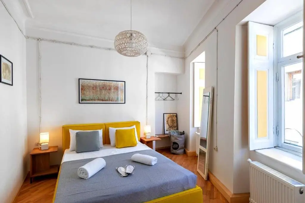 Тбилиси: Colorful 2BR apt. with balcony in old Tbilisi