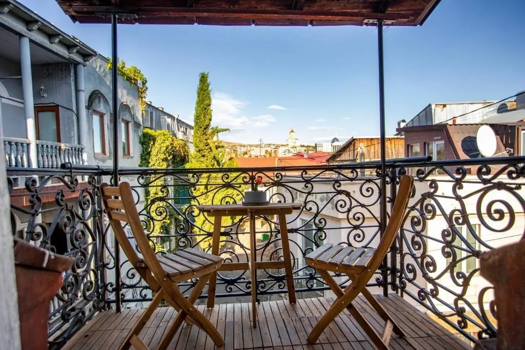 Тбилиси: Colorful 2BR apt. with balcony in old Tbilisi