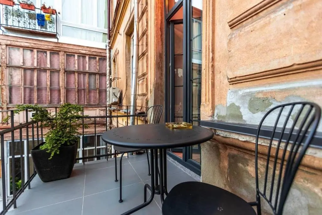 Тбилиси: Modern And Stylish 2Br Apartment On Rustaveli Avenue