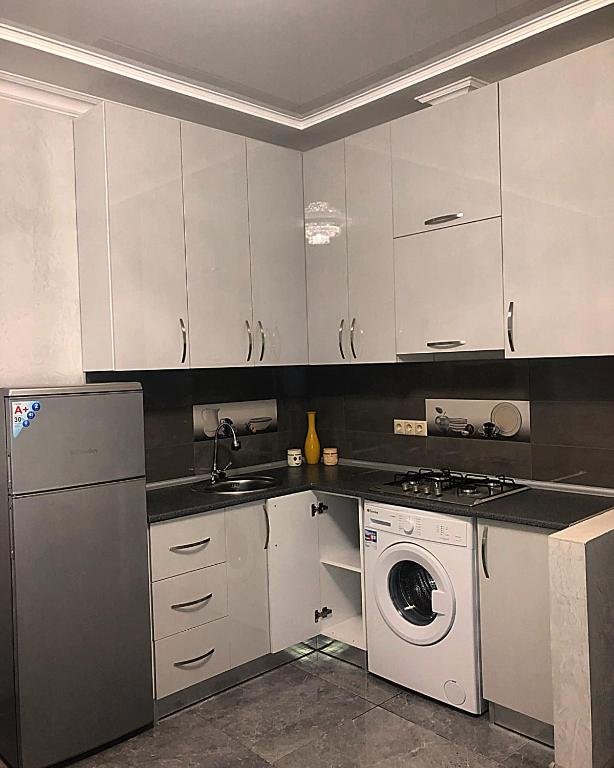 Батуми: Daily rent new built flat in Batumi. Flat is situated in the corner of Tsereteli and Imedashvili street, in the centre street 100 metre far from the sea. The flat is new remonted with all comfort for 4 people.