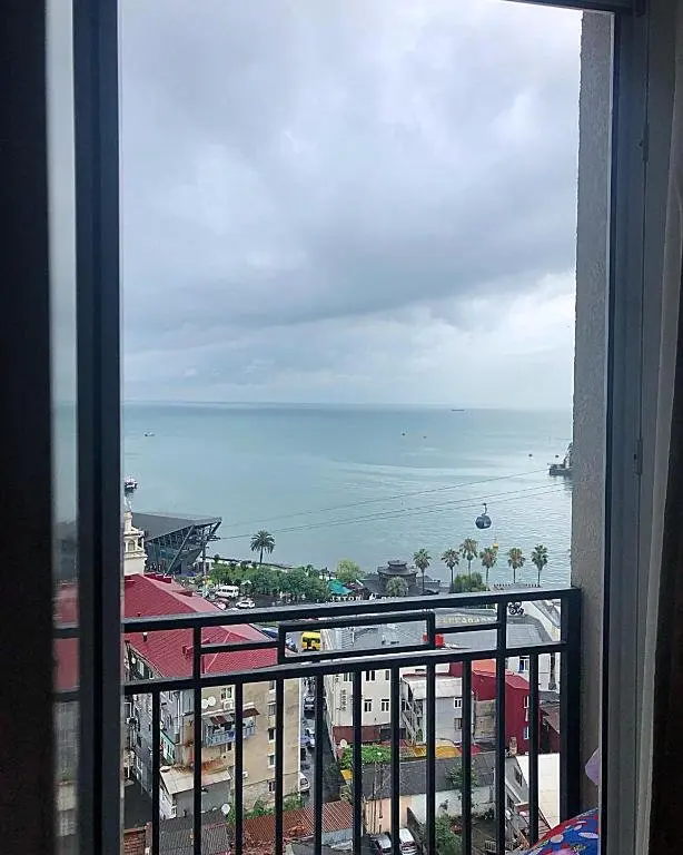 Батуми: Daily rent new built flat in Batumi. Flat is situated in the corner of Tsereteli and Imedashvili street, in the centre street 100 metre far from the sea. The flat is new remonted with all comfort for 4 people.