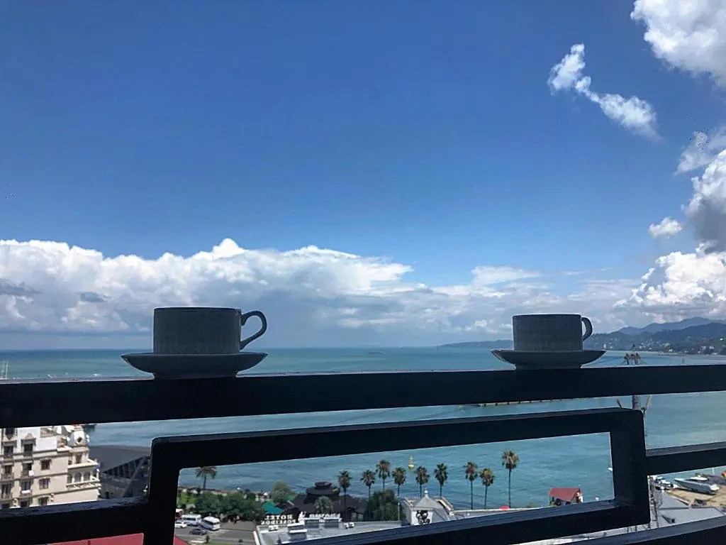 Батуми: Daily rent new built flat in Batumi. Flat is situated in the corner of Tsereteli and Imedashvili street, in the centre street 100 metre far from the sea. The flat is new remonted with all comfort for 4 people.
