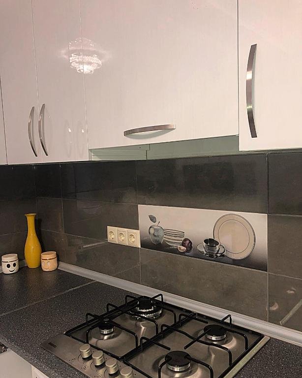 Daily rent new built flat in Batumi. Flat is situated in the corner of Tsereteli and Imedashvili street, in the centre street 100 metre far from the sea. The flat is new remonted with all comfort for 4 people. — фото 1