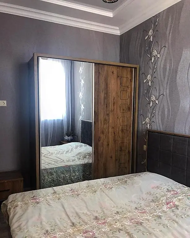 Батуми: Daily rent new built flat in Batumi. Flat is situated in the corner of Tsereteli and Imedashvili street, in the centre street 100 metre far from the sea. The flat is new remonted with all comfort for 4 people.
