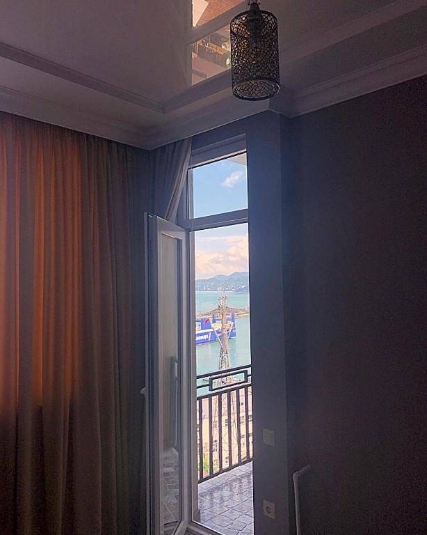 Батуми: Daily rent new built flat in Batumi. Flat is situated in the corner of Tsereteli and Imedashvili street, in the centre street 100 metre far from the sea. The flat is new remonted with all comfort for 4 people.