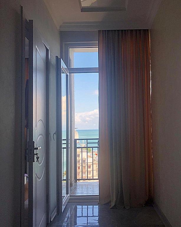 Батуми: Daily rent new built flat in Batumi. Flat is situated in the corner of Tsereteli and Imedashvili street, in the centre street 100 metre far from the sea. The flat is new remonted with all comfort for 4 people.