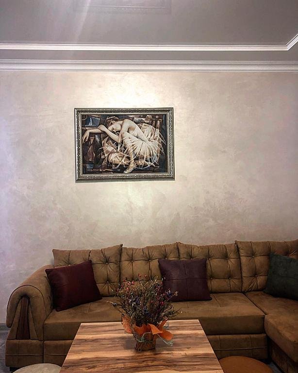 Батуми: Daily rent new built flat in Batumi. Flat is situated in the corner of Tsereteli and Imedashvili street, in the centre street 100 metre far from the sea. The flat is new remonted with all comfort for 4 people.