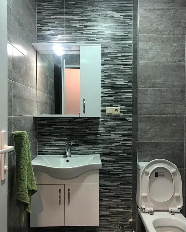 Батуми: Daily rent new built flat in Batumi. Flat is situated in the corner of Tsereteli and Imedashvili street, in the centre street 100 metre far from the sea. The flat is new remonted with all comfort for 4 people.