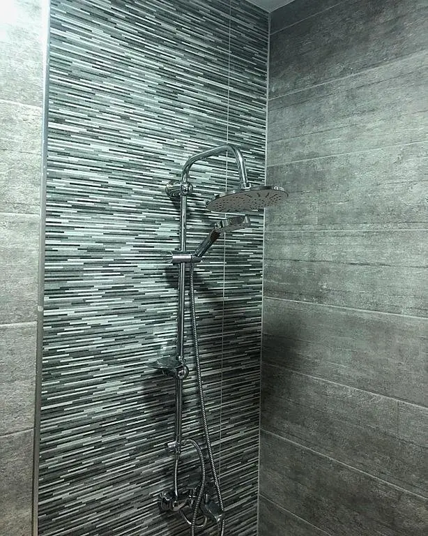 Батуми: Daily rent new built flat in Batumi. Flat is situated in the corner of Tsereteli and Imedashvili street, in the centre street 100 metre far from the sea. The flat is new remonted with all comfort for 4 people.