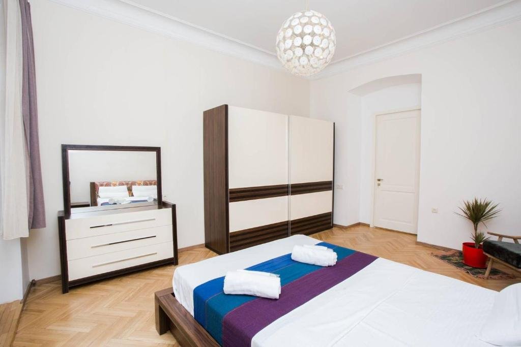 Тбилиси: ? Colorful 1 BR Apt next 2 Rooms Hotel ?