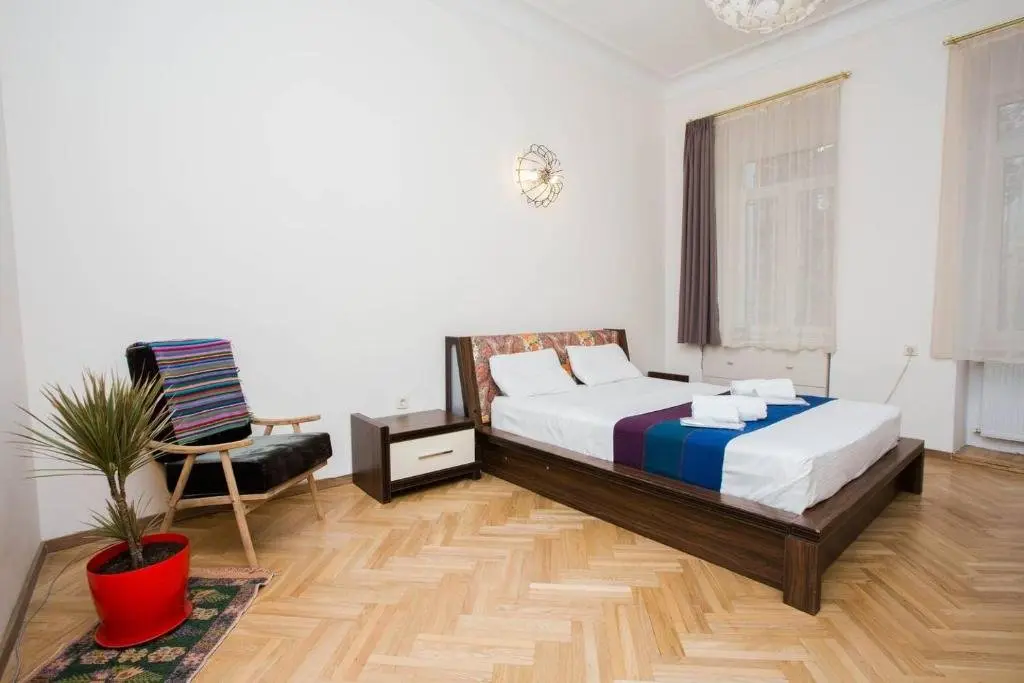 Тбилиси: ? Colorful 1 BR Apt next 2 Rooms Hotel ?