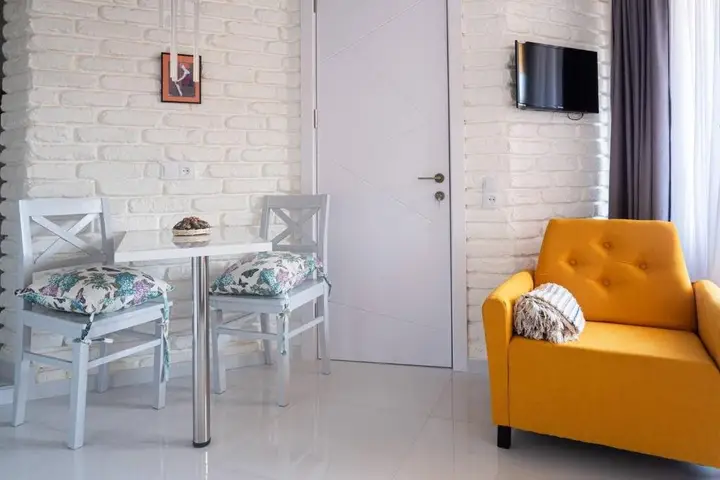 Тбилиси: Sunlight Condo With Balcony Near Holiday Inn