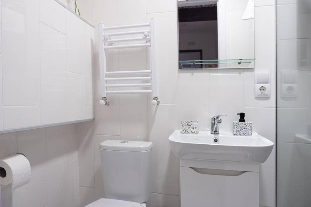 Тбилиси: Sunlight Condo With Balcony Near Holiday Inn