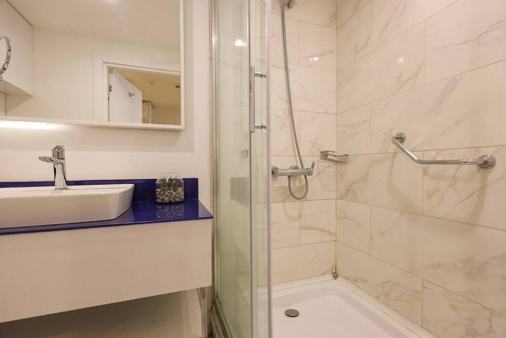 Батуми: Lovely 1BR apartment with balcony by the Black sea beach