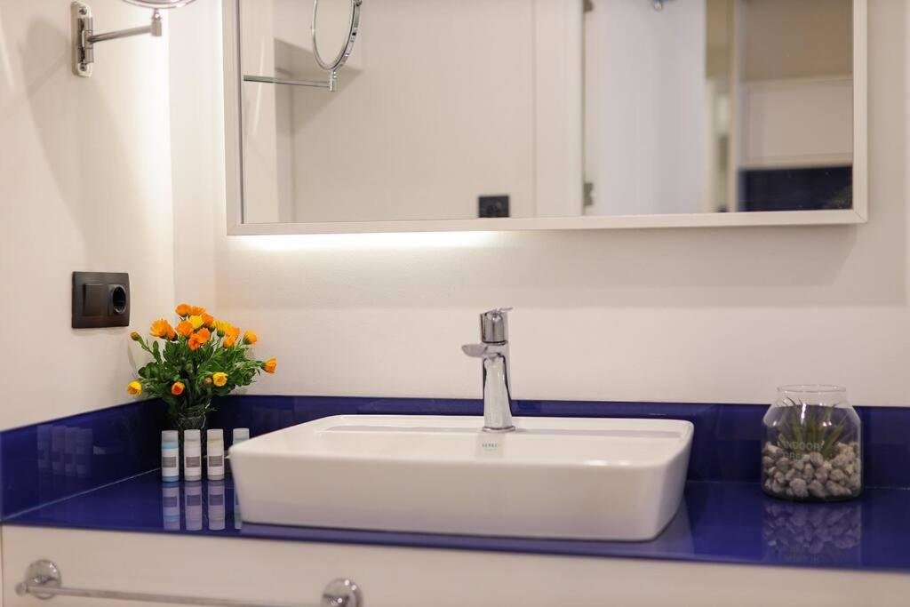 Батуми: Lovely 1BR apartment with balcony by the Black sea beach
