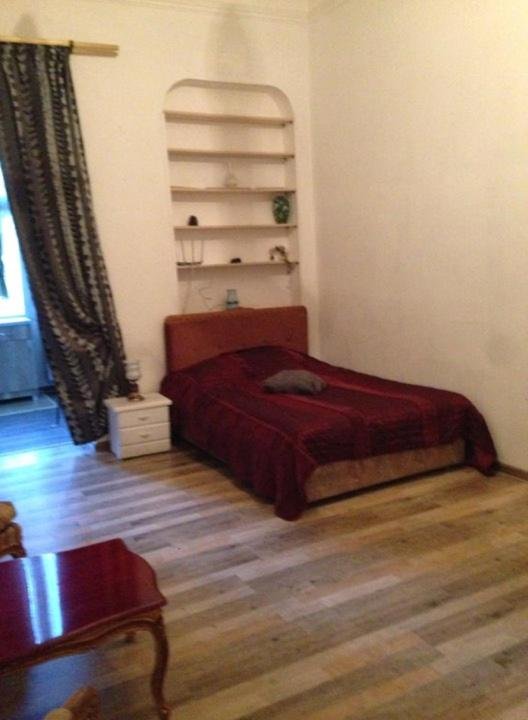 Тбилиси: For Rent, in Old Tbilisi district, furnished, 50 sq.m. 1 bedroom high ceiling apartment with fireplace and balcony, on the second floor, with all furniture and appliances