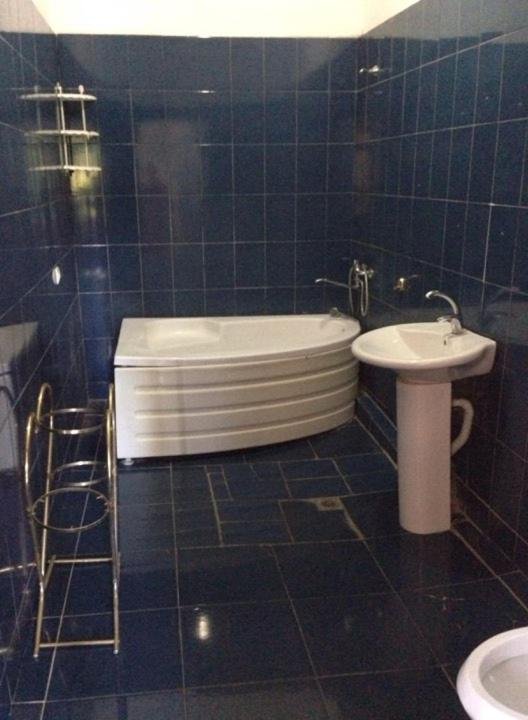 Тбилиси: For Rent, in Old Tbilisi district, furnished, 50 sq.m. 1 bedroom high ceiling apartment with fireplace and balcony, on the second floor, with all furniture and appliances