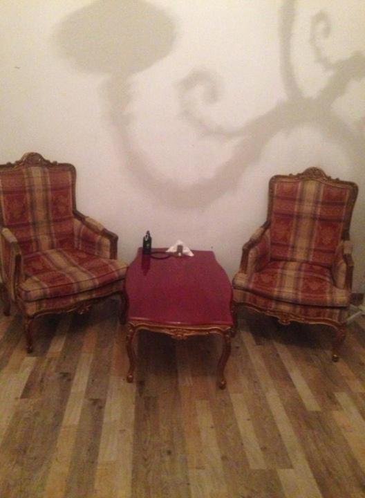 Тбилиси: For Rent, in Old Tbilisi district, furnished, 50 sq.m. 1 bedroom high ceiling apartment with fireplace and balcony, on the second floor, with all furniture and appliances