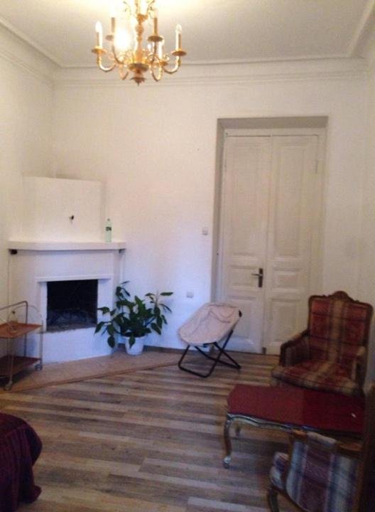 Тбилиси: For Rent, in Old Tbilisi district, furnished, 50 sq.m. 1 bedroom high ceiling apartment with fireplace and balcony, on the second floor, with all furniture and appliances