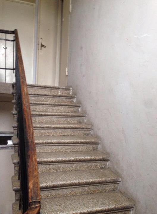 Тбилиси: For Rent, in Old Tbilisi district, furnished, 50 sq.m. 1 bedroom high ceiling apartment with fireplace and balcony, on the second floor, with all furniture and appliances